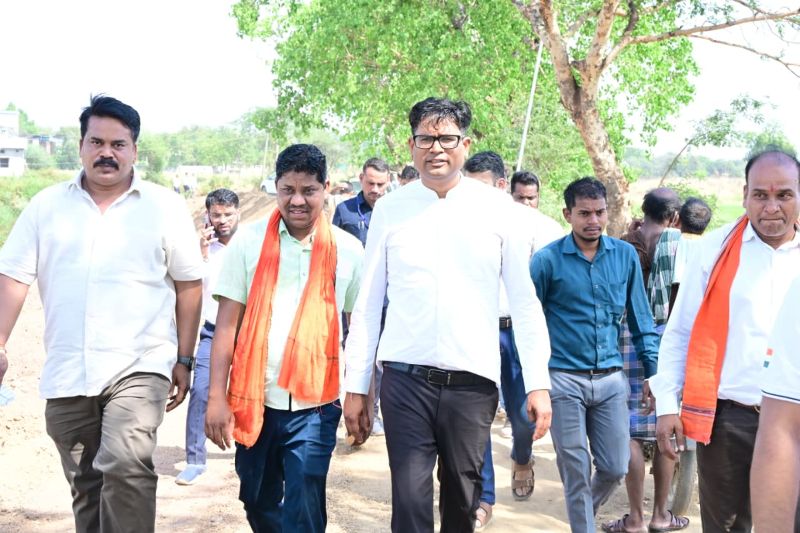 पुसौर में विकास की रफ्तार तेज! ओ.पी. चौधरी ने किया ग्राउंड निरीक्षण—लाइब्रेरी, तालाब और सड़कों पर करोड़ों के काम से बदलेगी तस्वीर