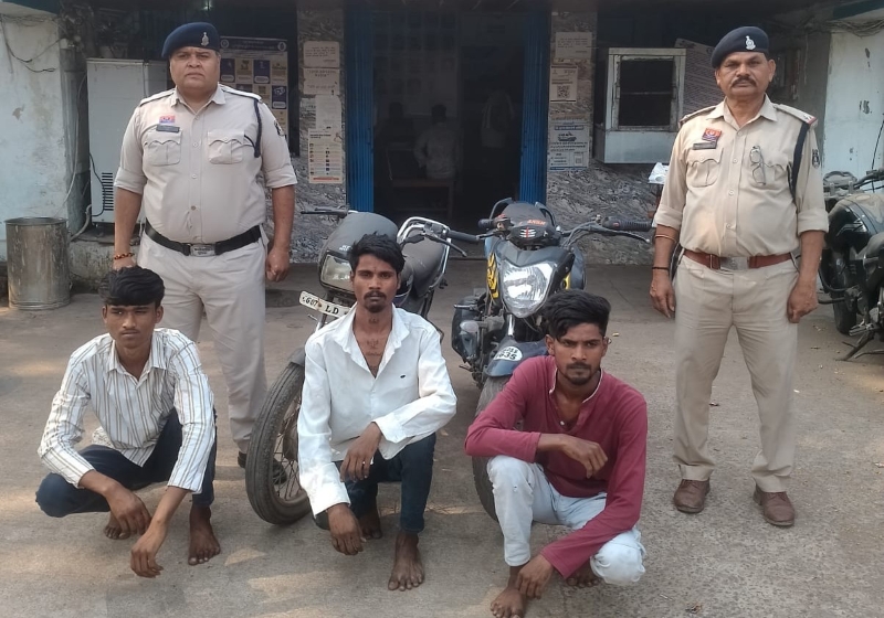 दुर्ग पुलिस की बड़ी सफलता : अंतर्जिला बाइक चोर गिरोह का भंडाफोड़, 3 आरोपी गिरफ्तार, 2 बाइक बरामद, आरोपियों को विधिवत कार्यवाही कर न्यायालय में किया गया पेश.
