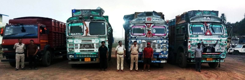 ऑपरेशन प्रहार का बड़ा असर : दस्तावेज न मिलने पर की त्वरित कार्रवाई, रायगढ़ पुलिस ने 21 लाख का अवैध कबाड़ किया जब्त, 5 वाहन पकड़े, चार गिरफ्तार.