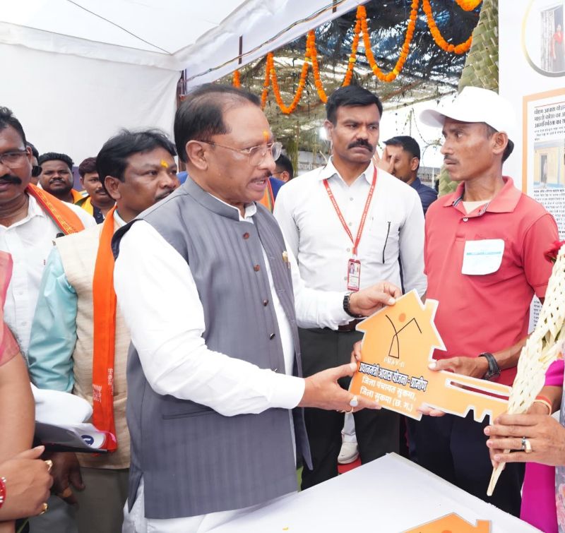 आत्मनिर्भरता की मिसाल—रूरल मेसन ट्रेनिंग से सीखा हुनर, माड़वी कोसा ने खुद बनाया अपना घर; विष्णुदेव साय ने किया सम्मान, शासकीय योजनाओं से बदली तकदीर