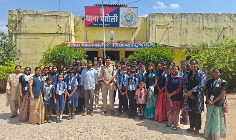 छात्रों के लिए बना पुलिस थाना भ्रमण रोमांचक अनुभव : हवालात से शस्त्रागार तक का सफर ! बंद कमरे नहीं, अब खुलकर सीख ! थाना पहुंचकर बच्चों ने जाना पुलिस का असली काम.