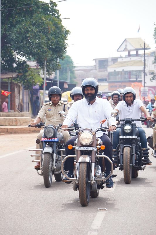 सुरक्षा से समझौता नहीं: रोहित व्यास ने जारी किए कड़े निर्देश—ऑफिस आने-जाने में हेलमेट और सीट बेल्ट अनिवार्य, उल्लंघन पर सीधे जुर्माना