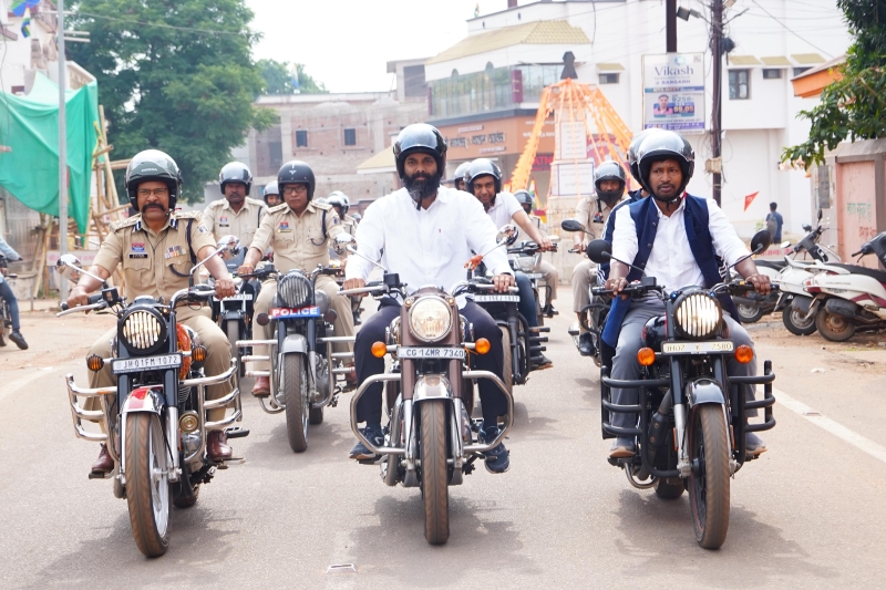 हेलमेट रैली में पुलिस एवं प्रशासन का बड़ा संदेश : नियम तोड़े तो खतरा तय ! “दुर्घटना बताकर नहीं आती !” कलेक्टर की चेतावनी से गूंजा जशपुर, लोगों में हलचल, सड़कों पर उतरा प्रशासन.