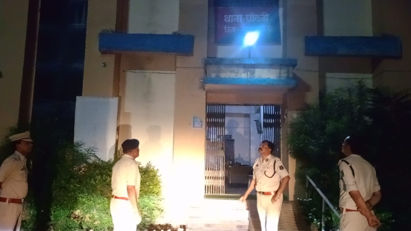 आधी रात नवाटोला बॉर्डर पर डीआईजी-एसएसपी का औचक निरीक्षण : सुरक्षा व्यवस्था को किया और सख्त, जवानों का बढ़ाया मनोबल, सीमा चौकियों पर चौबीसों घंटे सतर्कता के निर्देश.