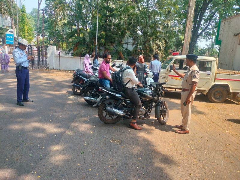 अब नहीं चलेगी लापरवाही! जशपुर में जागरूकता के बाद सख्ती—हेलमेट नहीं पहनने वाले सरकारी कर्मचारी भी नहीं बख्शे गए, कलेक्ट्रेट में अभियान से मचा हड़कंप, पूरे जिले में चलेगा एक्शन ड्राइव!