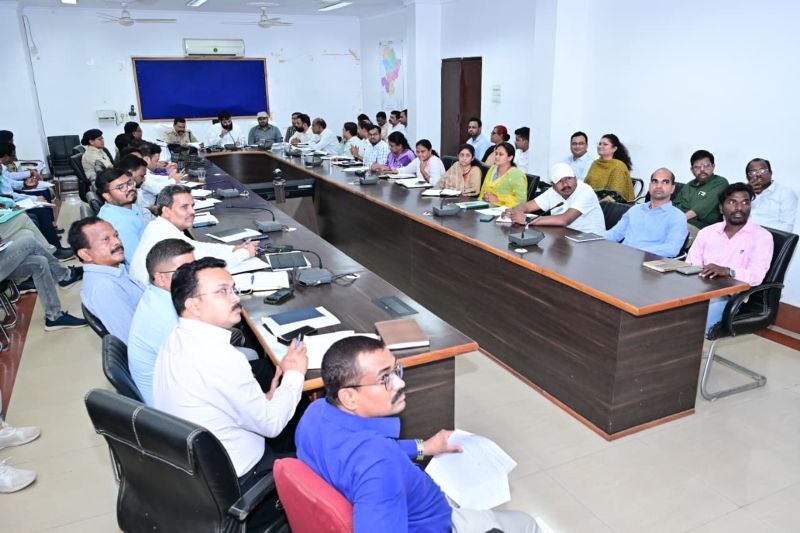 हादसों पर लगाम के लिए मिशन मोड: जशपुर में ब्लैक स्पॉट सुधार से लेकर साइन बोर्ड, जेब्रा क्रॉसिंग और रंबल स्ट्रिप तक बड़े फैसले—हर सड़क को सुरक्षित बनाने के लिए प्रशासन ने कसी कमर!