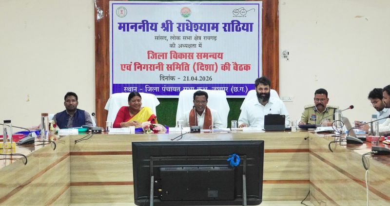 जशपुर में सड़क सुरक्षा पर सख्ती तेज! राधेश्याम राठिया की अध्यक्षता में हाई लेवल बैठक, हेलमेट और सीट बेल्ट अनिवार्य करने पर जोर—हादसों को रोकने के लिए बड़े जनजागरूकता अभियान का ऐलान