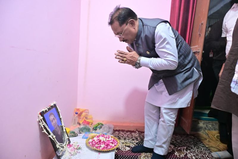 मुख्यमंत्री विष्णुदेव साय ने स्वर्गीय विवेक अंधारे को दी श्रद्धांजलि, परिजनों से मिलकर बंधाया ढांढस—अल्प आयु में निधन को बताया अपूरणीय क्षति