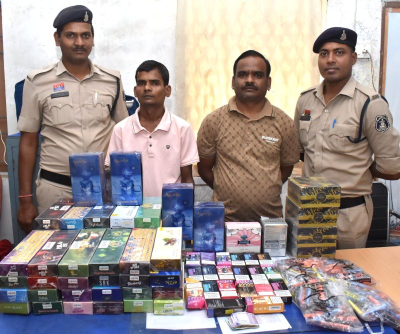 नशे के खिलाफ बड़ा एक्शन: अवैध हुक्का और ई-सिगरेट के काले कारोबार पर पुलिस का शिकंजा, छापेमारी में 1 लाख से अधिक की प्रतिबंधित सामग्री जब्त—दो आरोपी गिरफ्तार, न्यायिक रिमांड पर भेजे गए