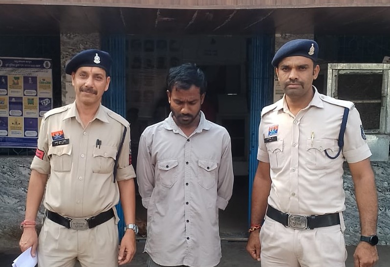 सट्टा माफिया पर करारा वार: लक्ष्मी मार्केट में घेराबंदी कर सट्टा खिलाते आरोपी को रंगे हाथों दबोचा, नगदी व सट्टा सामग्री जब्त—जुआ प्रतिषेध अधिनियम के तहत सख्त कार्रवाई, न्यायालय में पेश