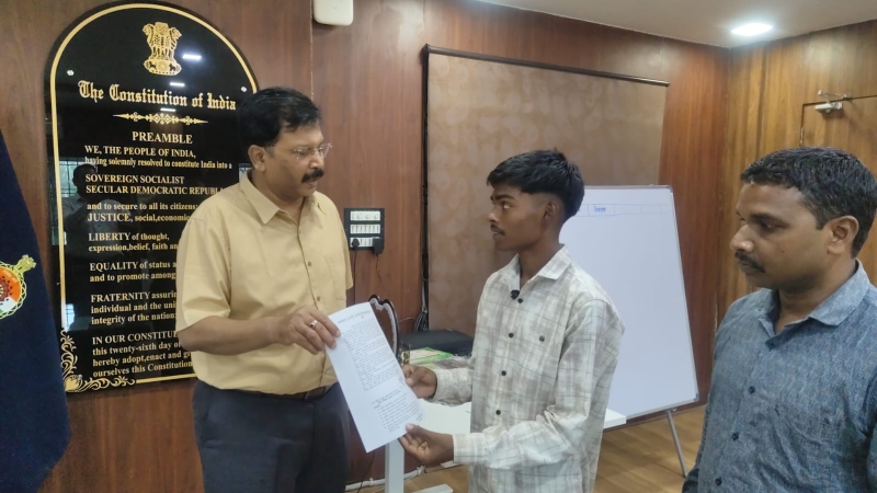 सेवा का सम्मान : दिवंगत आरक्षक के बेटे को मिला सहारा, सूरजपुर पुलिस ने दी अनुकम्पा नियुक्ति, पिता के पदचिन्हों पर चलेगा बेटा, आरक्षक पद पर मिला सेवा का अवसर.