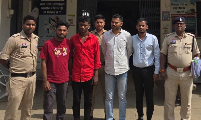 पुलिस की बड़ी कामयाबी: HDFC Bank में खुलवाए गए 6 फर्जी खातों से चल रहा था साइबर फ्रॉड का खेल—भोले-भाले लोगों के दस्तावेजों का दुरुपयोग, 4 आरोपी दबोचे, फरार साथियों की तलाश तेज