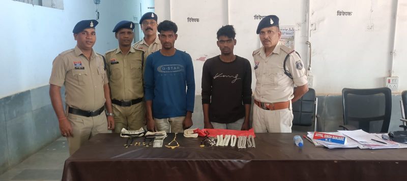 शादी में गए परिवार को निशाना, लेकिन बच नहीं पाए आरोपी: सूने घर में वारदात को अंजाम देने वाले दो शातिर चोर चढ़े पुलिस के हत्थे— 100% चोरी का माल बरामद, भेजे गए जेल