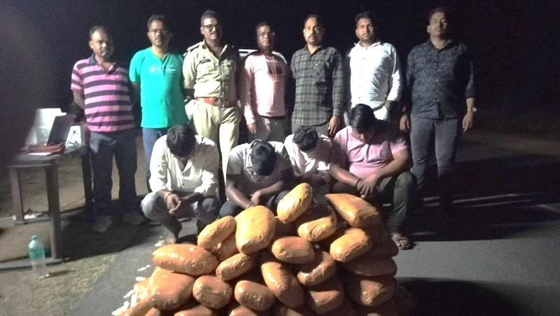 पुलिस का बड़ा एक्शन : उड़ीसा से छुपाकर ला रहे थे नशे का जाल, तुमला में जशपुर पुलिस ने धर दबोचा पूरा गिरोह, 76 किलो गांजा के साथ एक विधि से संघर्षरत बालक सहित चार तस्कर गिरफ्तार, दो कारें जब्त.