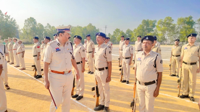पुलिस लाइन में जनरल परेड : अनुशासन और तालमेल का शानदार प्रदर्शन, जवानों का जोश हाई ! डीआईजी-एसएसपी सूरजपुर ने परेड का किया निरीक्षण, दिए महत्वपूर्ण निर्देश.