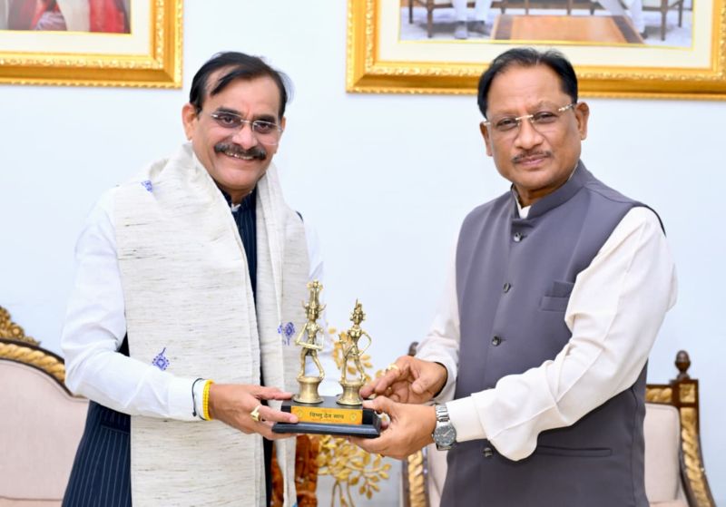 विष्णु देव साय से विष्णु दत्त शर्मा की सौजन्य मुलाकात: समसामयिक मुद्दों पर हुई चर्चा, बस्तर आर्ट से किया सम्मान