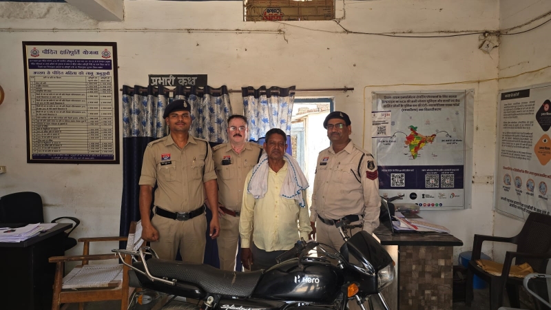 पानी पाउच का बहाना, पलभर में बाइक गायब – सात दिन में पुलिस ने सुलझाया मामला, सीसीटीवी और मुखबिर की मदद से खुला राज, मल्हार पुलिस ने बाइक चोर को किया गिरफ्तार.