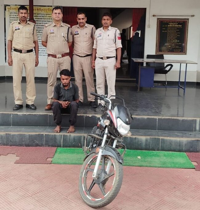 बिक्री की फिराक में था चोर, बसदेई पुलिस ने बाइक समेत दबोचा, मुखबिर की सूचना पर त्वरित एक्शन, चोरी की मोटरसाइकिल के साथ आरोपी गिरफ्तार.