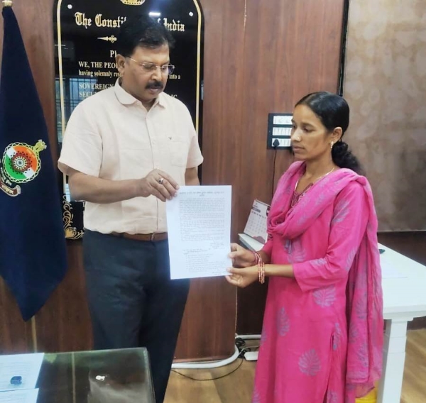 मानवीय पहल : अनुकम्पा नियुक्ति ने बदल दी जिंदगी, अब वर्दी पहनेंगी पत्नी ! दिवंगत आरक्षक की पत्नी को मिली पुलिस में महिला आरक्षक नौकरी.