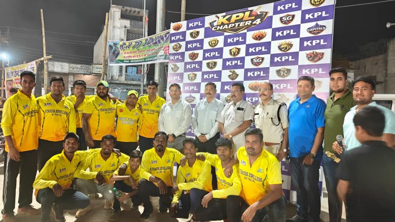 कुनकुरी में गूंजा क्रिकेट का जुनून: मैच 4 में कैपिटल्स का एकतरफा दबदबा, मैच 5 में आखिरी गेंद तक चला हाई-वोल्टेज ड्रामा—शोएब की नाबाद 68 रन की पारी भी नहीं दिला सकी जीत, दर्शकों ने देखा रोमांच का चरम