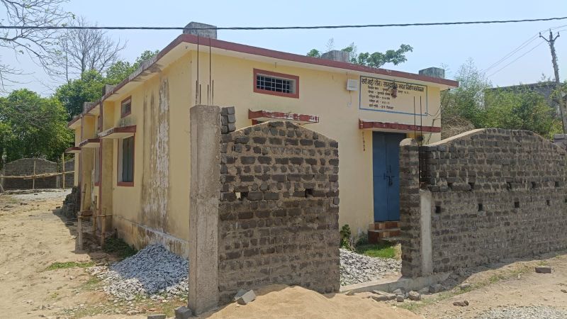 सामुदायिक भवन बना कानूनी संग्राम का केंद्र : बजट जारी, काम शुरू… फिर अदालत की एंट्री से ठप पड़ा निर्माण—खसरा 99/2 पर स्वामित्व विवाद ने बढ़ाई कुनकुरी की सियासत और तनाव