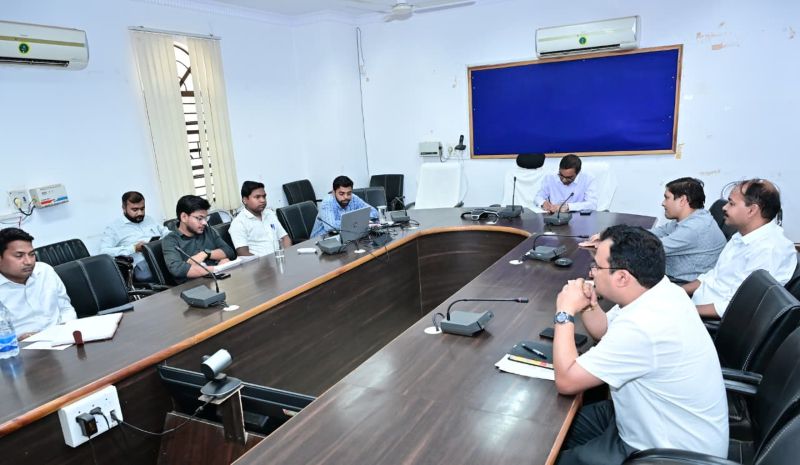 राजस्व व्यवस्था में तेजी का अलर्ट: जशपुर में पखवाड़ा से पहले अधिकारियों की क्लास, पेंशन से नामांतरण तक हर प्रकरण समयसीमा में निपटाने के निर्देश—लू से बचाव पर भी विशेष फोकस