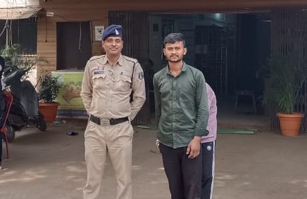 रात के अंधेरे में शराब दुकान पर धावा, दीवार तोड़कर चोरी — टिकरापारा पुलिस ने चंद घंटों में सुलझाया मामला, आरोपी अरुण यादव गिरफ्तार, तकनीकी जांच से खुला राज, नकदी और शराब जब्त