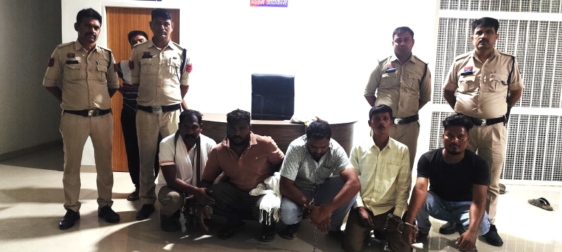 ट्रांसपोर्ट ऑफिस में दिनदहाड़े लूट : ऑफिस बना रणभूमि ! मारपीट, तोड़फोड़ और 1.5 लाख की लूट, मारपीट और तोड़फोड़ के मामले में पाँच आरोपी गिरफ्तार कर भेजे गए न्यायिक अभिरक्षा में.