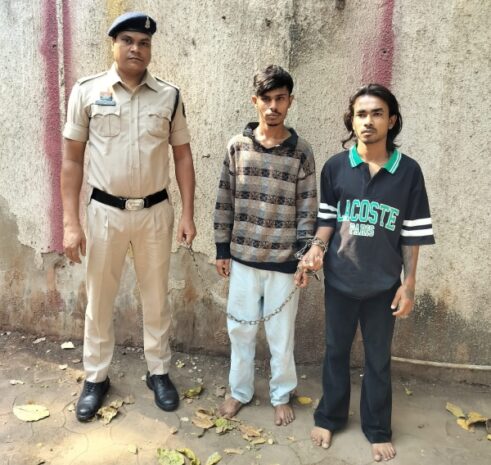 पुरानी रंजिश ने ली जान : चाकू से गला रेतने की कोशिश, बीच-बचाव करने वाला भी घायल, चाकू हमले में युवक की मौत, पुलिस ने चंद घंटों में दो विधि के साथ संघर्षरत बालक सहित कुल चार आरोपी को किया गिरफ्तार.