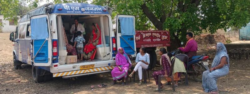 वनांचलों की ‘संजीवनी’ बनी मोबाइल मेडिकल यूनिट: साढ़े तीन माह में 2000 से अधिक ग्रामीणों का हुआ निःशुल्क उपचार