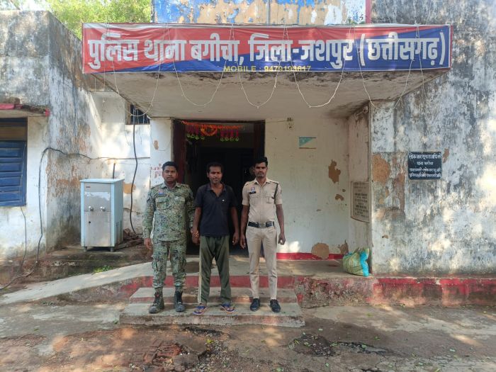 शराब के पैसों को लेकर हैवानियत: बगीचा में पत्नी को पत्थर से बेरहमी से मौत के घाट उतारने वाला आरोपी जेबियल मिंज गिरफ्तार, रायपुर में इलाज के दौरान हुई थी दर्दनाक मौत