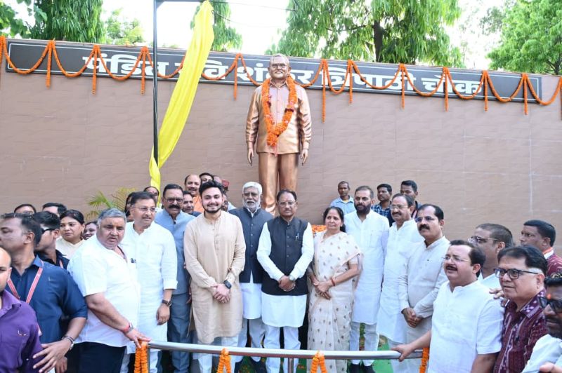 पूर्व विधायक रविशंकर त्रिपाठी की पुण्यतिथि पर सम्मान: मुख्यमंत्री साय ने किया प्रतिमा अनावरण, कहा—उनकी कर्मठता आने वाली पीढ़ियों को करती रहेगी प्रेरित