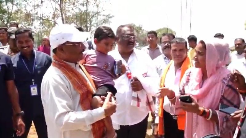 सिर्फ मुख्यमंत्री नहीं, संवेदनशील अभिभावक का रूप: भैंसामुड़ा में 4 साल की बच्ची के सपनों को मिला स्नेहिल स्पर्श, मासूम संवाद और अपनत्व भरे व्यवहार ने बनाया यादगार पल