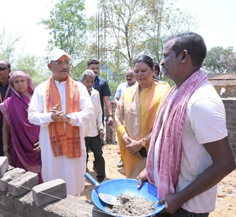 कच्ची झोपड़ी से पक्के घर का सपना साकार: विष्णुदेव साय ने भैंसामुड़ा में PM आवास का औचक निरीक्षण कर खुद ईंट जोड़कर किया श्रमदान, भावुक हुए ग्रामीण