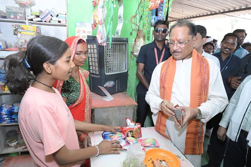 ‘लखपति दीदी’ की दुकान पहुंचे CM साय: विष्णुदेव साय ने लौंग-इलायची से कराया आत्मीय स्वागत स्वीकार, खुद भुगतान कर कहा—“मेहनत का हक जरूर लीजिए”, चंदागढ़ में दिखी आत्मनिर्भरता की मिसाल