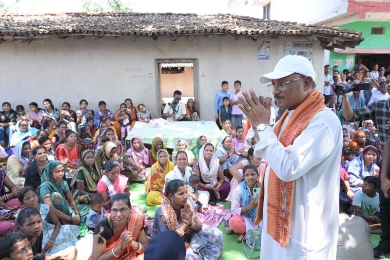 बरगद की छांव में ‘जनता दरबार’: विष्णुदेव साय चंदागढ़ पहुंचे, सुशासन तिहार के पहले दिन जनचौपाल में सौगातों की बारिश—मिनी स्टेडियम, सीसी रोड, सामुदायिक भवन और बच्चों के लिए क्रिकेट किट की बड़ी घोषणाएं