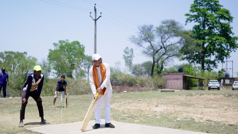 भैंसामुड़ा के मैदान में उतरे CM साय: विष्णुदेव साय ने बच्चों संग खेला क्रिकेट, मासूमों के बीच बिताए यादगार पल—किट और स्पोर्ट्स ड्रेस के त्वरित निर्देश से गूंजा उत्साह
