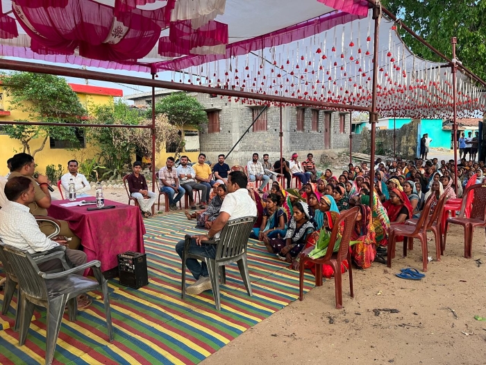 गांव-गांव पहुंची पुलिस : महलोई जनचौपाल में सुरक्षा और जागरूकता का संदेश, महिला सुरक्षा से साइबर अलर्ट तक—तमनार पुलिस ने ग्रामीणों को किया जागरूक.