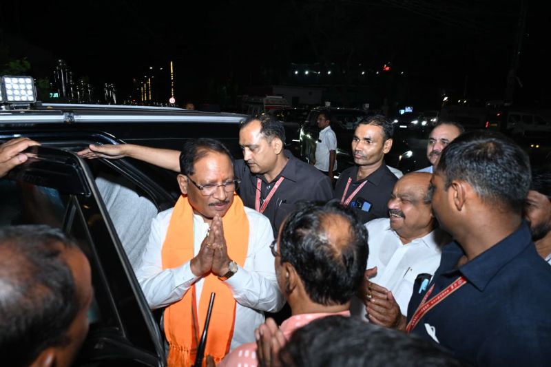 बंगाल की ऐतिहासिक जीत पर रायपुर में जश्न: विष्णुदेव साय का भव्य स्वागत, कार्यकर्ताओं ने मिठाई खिलाकर मनाया विजय उत्सव