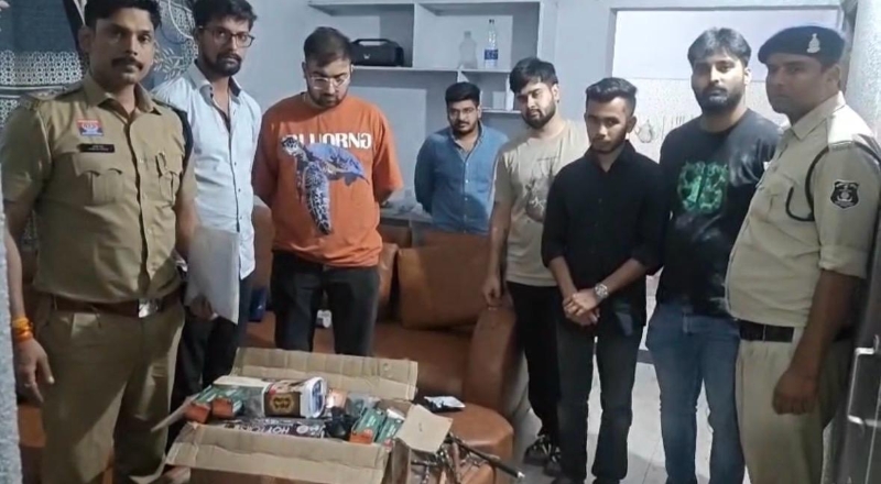 फ्लैट में चल रहा था अवैध हुक्का बार, भिलाई में हुक्का पार्टी पर पुलिस का छापा, फ्लेवर और उपकरण समेत ₹13,215 की जब्ती, , दुर्ग पुलिस की रेड में छः आरोपी गिरफ्तार.
