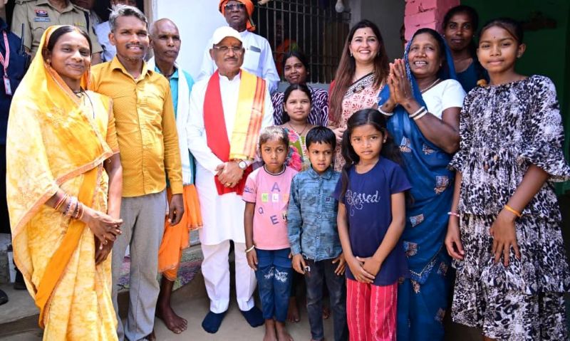 एक ग्रामीण का न्योता, मुख्यमंत्री का अपनापन – प्रधानमंत्री आवास से साकार हुआ सपना, मुख्यमंत्री ने कराया गृह प्रवेश ; मुख्यमंत्री श्री साय ने पूछा “आवास कोन भेजिस, मोहन ने कहा – मोदी जी ने”