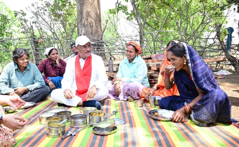 निर्माणाधीन पंचायत भवन के निरीक्षण के दौरान मुख्यमंत्री को श्रमिकों ने दिया भोजन का न्यौता: साथ बैठकर खाया बोरे बासी और आमा चटनी, भोजन के साथ साथ मुख्यमंत्री लेते रहे योजनाओं के क्रियान्वयन का फीडबैक