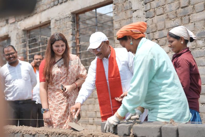 “ईंट जोड़ाई अच्छे से करिए… मसाला बढ़िया से डालिए” – जब श्रमिक बहन ने मुख्यमंत्री को सिखाया काम : निर्माण स्थल पर मुख्यमंत्री का श्रमदान: श्रमिक बहनों के साथ की ईंट जोड़ाई