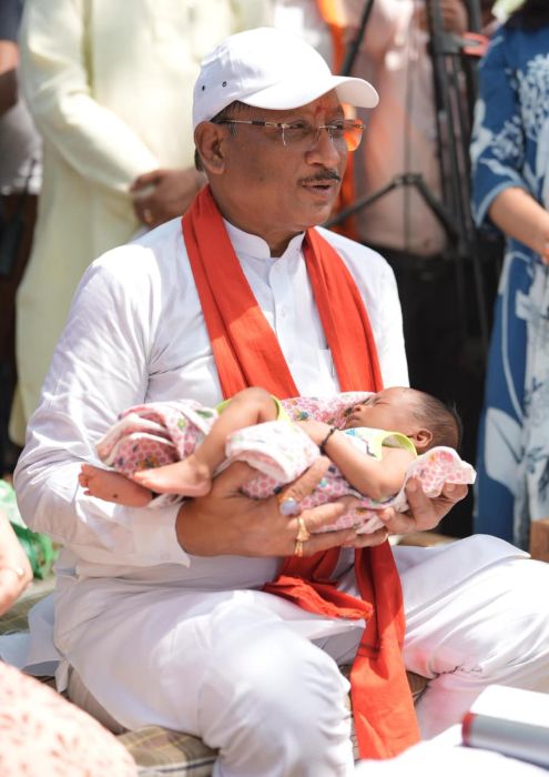सुशासन तिहार में दिखा मानवीय चेहरा: विष्णुदेव साय ने नवजात का किया नामकरण, ‘रविशंकर’ नाम से गांव में छाया उत्सव जैसा माहौल