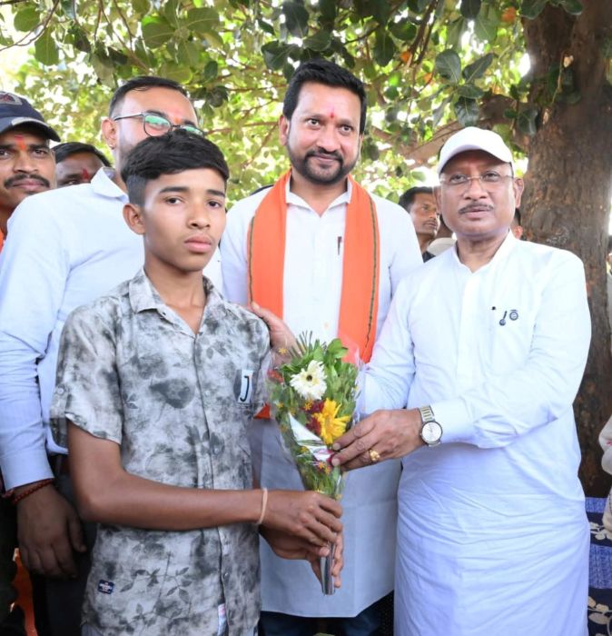 गांव के लाल ने बढ़ाया मान: विष्णुदेव साय ने मेरिट होल्डर गिरवर पटेल को मंच पर किया सम्मानित, मेहनत और अनुशासन को बताया सफलता की कुंजी