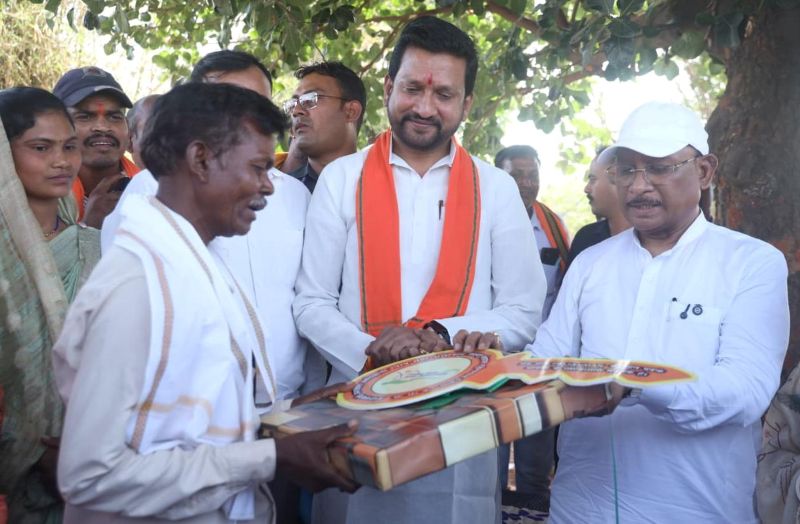 जब मुख्यमंत्री पहुंचे घर के द्वार: विष्णुदेव साय ने कराया गृह प्रवेश, पीएम जनमन योजना से सुभान सिंह मेरावी के जीवन में आई नई रोशनी