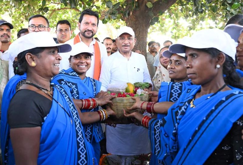 ग्रामीण शक्ति का सम्मान: विष्णुदेव साय को महिला स्व सहायता समूह ने दी आत्मनिर्भरता की सौगात, स्थानीय उत्पादों ने जीता दिल