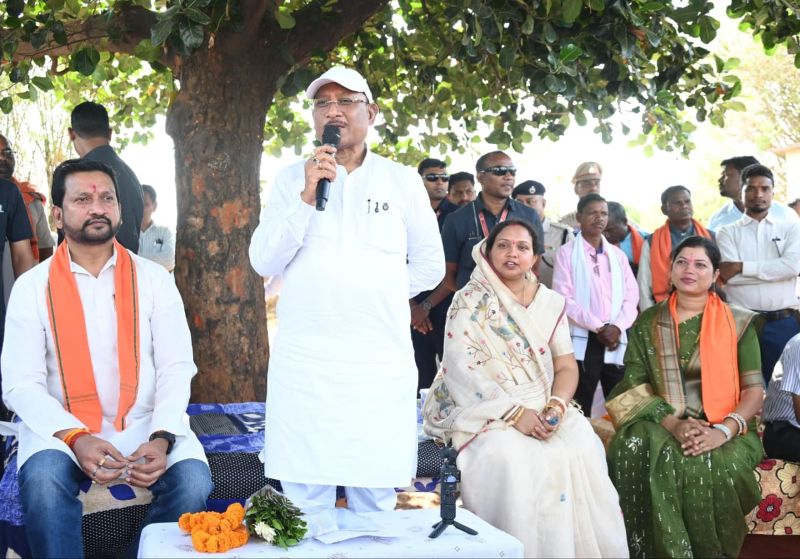 जब मुख्यमंत्री पहुंचे गांव के आंगन: विष्णुदेव साय ने सरोधी में किया सीधा संवाद, पेयजल से सड़क तक कई बड़ी घोषणाएं, सुशासन तिहार में दिखी जवाबदेही और पारदर्शिता