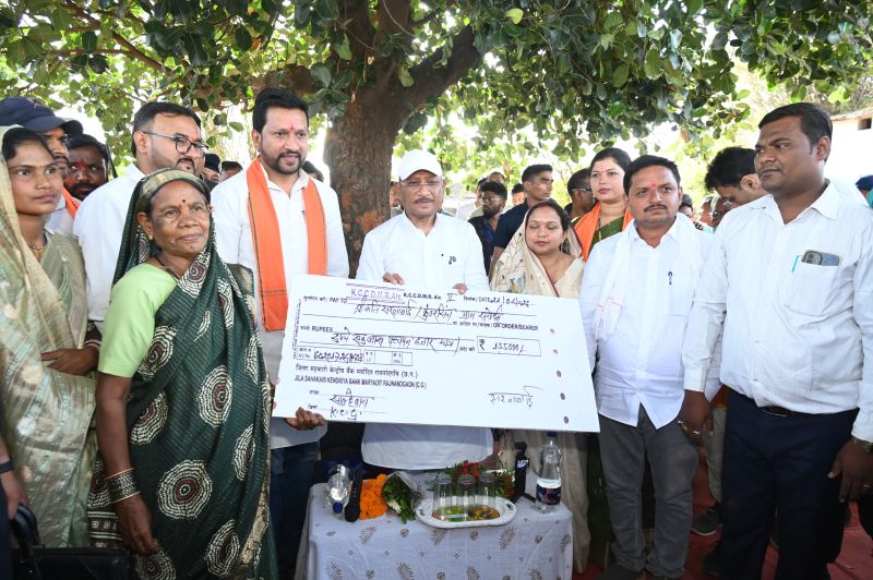 सुशासन तिहार में दिखा भरोसे का असर: सीएम विष्णुदेव साय ने सुनी किसान महिला की पुकार, मिनटों में दूर हुई परेशानी, गांव में छाई संतोष की लहर
