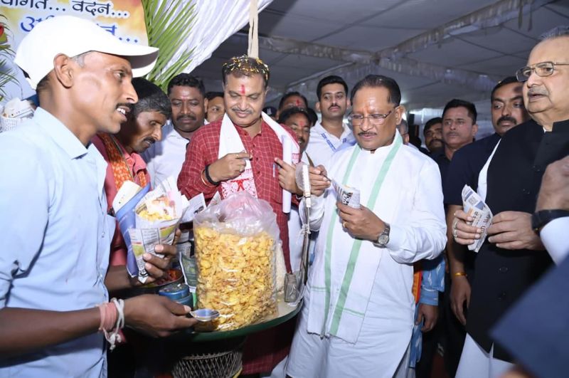 झालमुड़ी के संग गूंजा जीत का जश्न: विष्णुदेव साय बोले—बंगाल के जनादेश ने दिया साफ संदेश, अब विकास और सुशासन ही सर्वोच्च प्राथमिकता